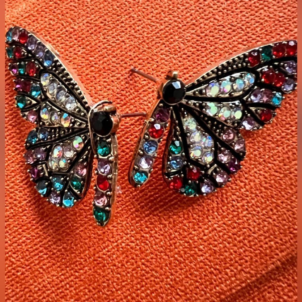 🦋 Betsey Johnson large crystal embellished butterfly wing earrings 🦋